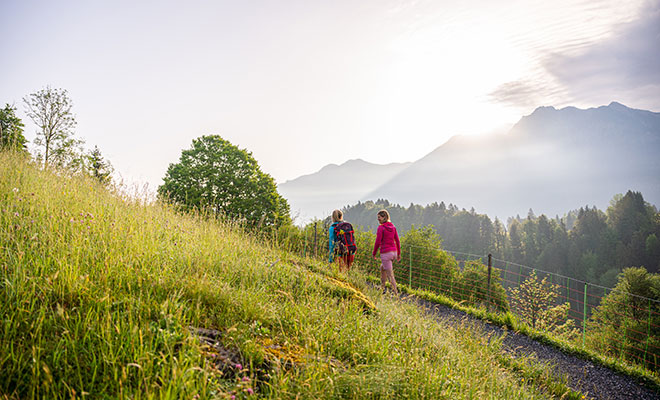 Zwei Bergwanderinnen bei Oberstdorf