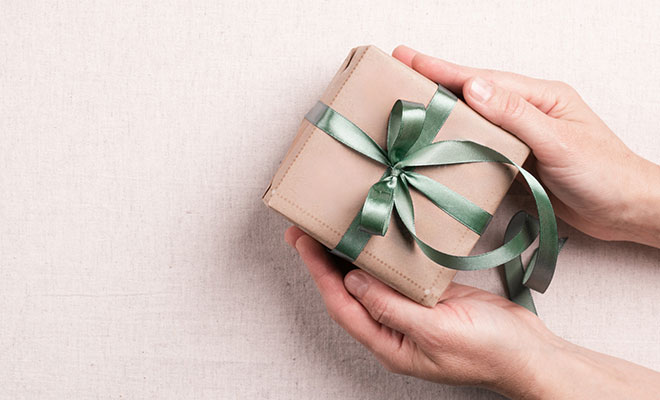 Übergabe eines Geschenkes