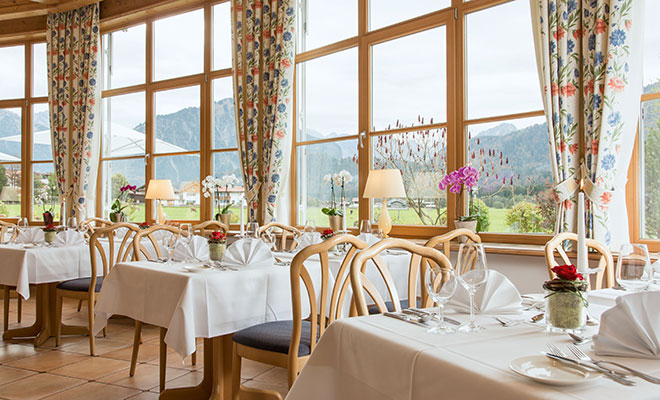 Blick ins Restaurant des Hotel Alpenhof