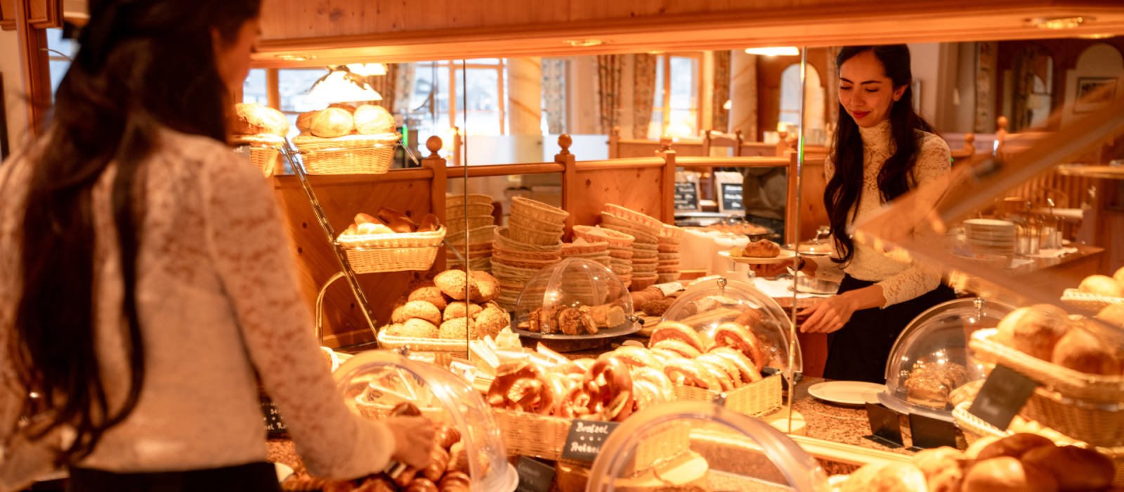 Was passiert im Alpenhof, bevor die ersten Gäste frühstücken?