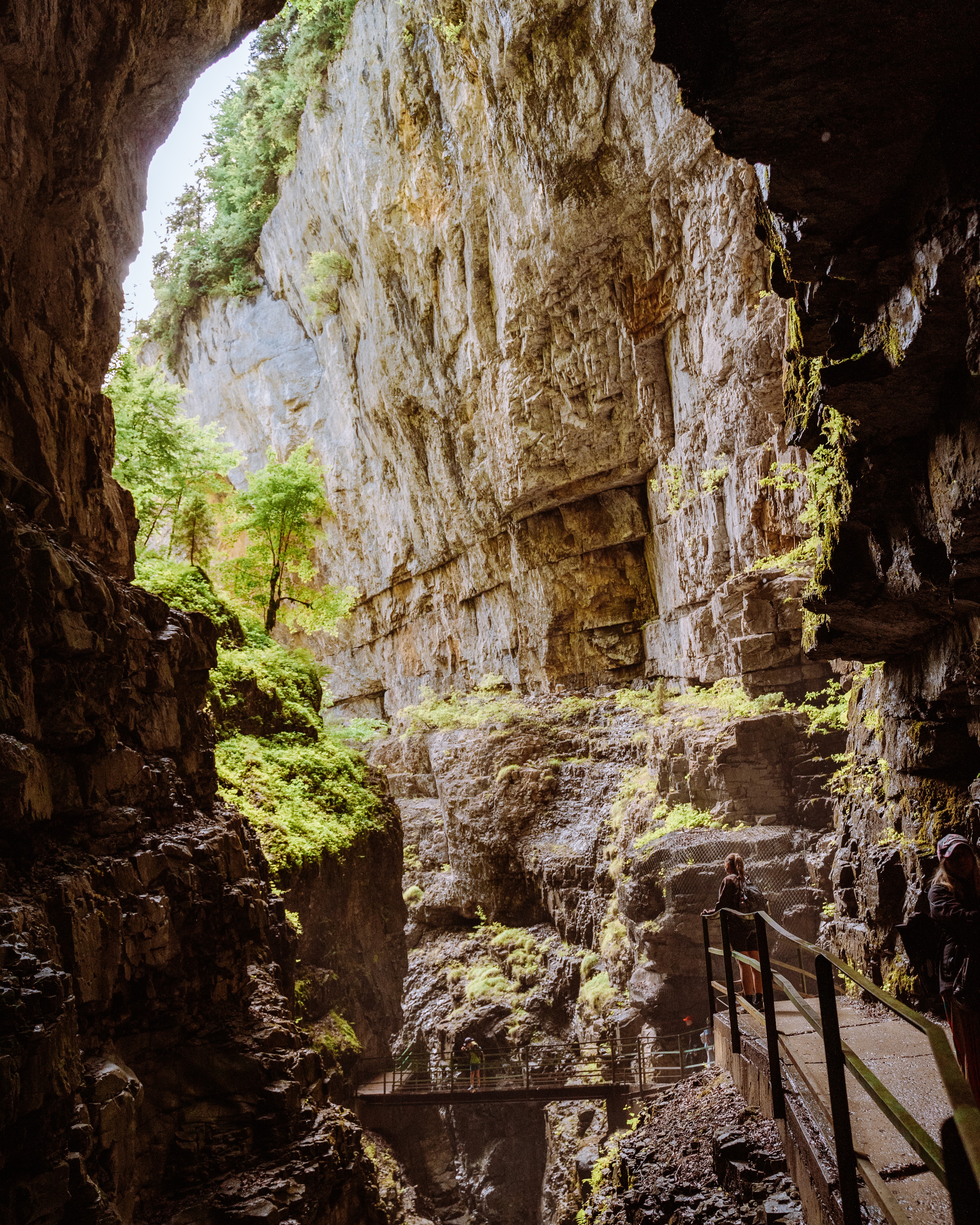 Bergh&ouml;hle mit gefestigtem Wanderweg