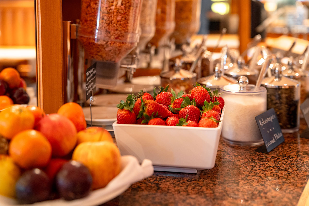 Ein leichter Start in den Tag mit Erdbeeren, frischem Obst und M&uuml;sli von unserem Fr&uuml;hst&uuml;cksbuffet.