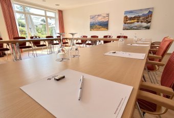 Alpenhof Tagungsraum Neu (4).jpeg