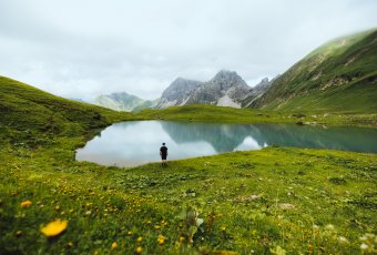 ZEin_See_inmitten_der_Berge.jpg