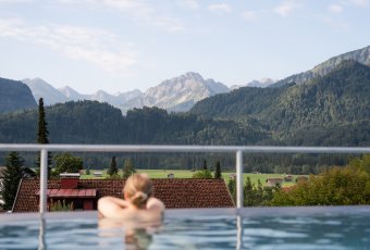 111_Bergblick_im_Infinity_Pool.jpg